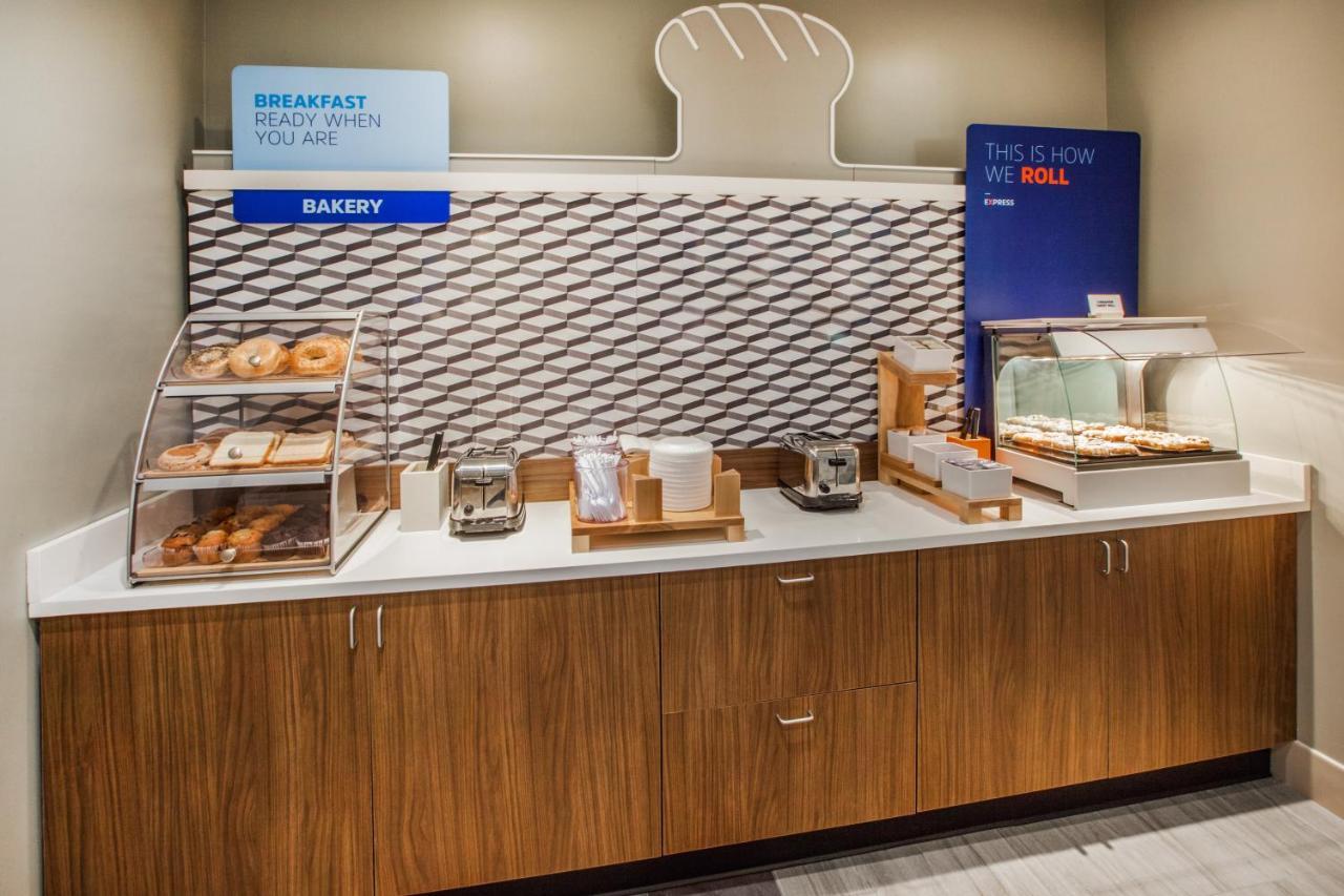 Holiday Inn Express & Suites - Milwaukee West Allis By Ihg Eksteriør bilde