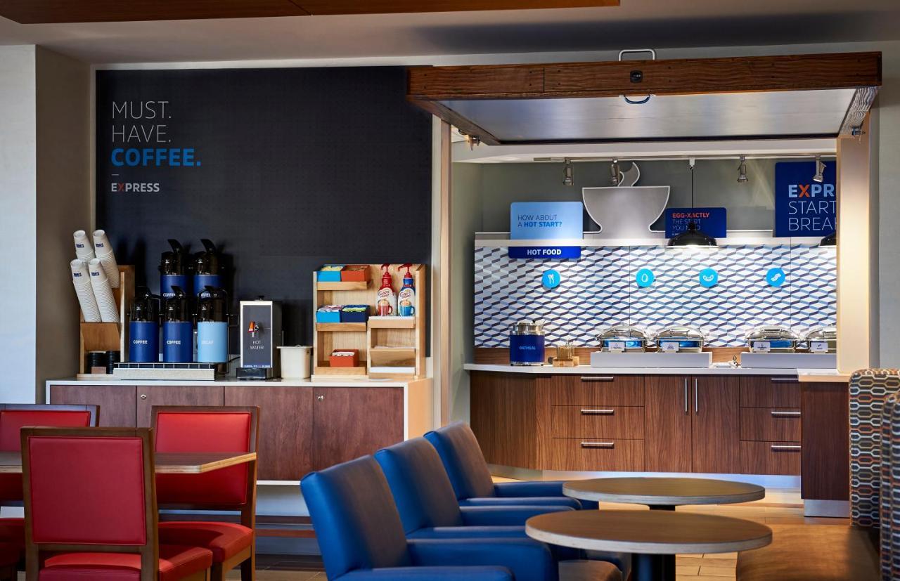 Holiday Inn Express & Suites - Milwaukee West Allis By Ihg Eksteriør bilde