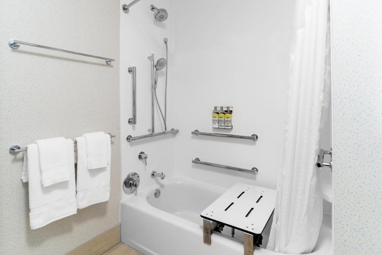 Holiday Inn Express & Suites - Milwaukee West Allis By Ihg Eksteriør bilde