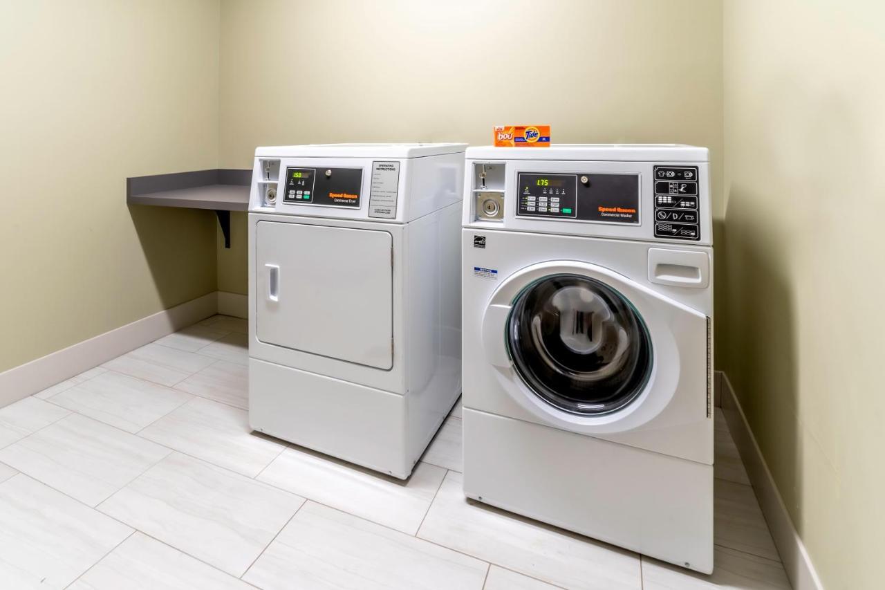 Holiday Inn Express & Suites - Milwaukee West Allis By Ihg Eksteriør bilde