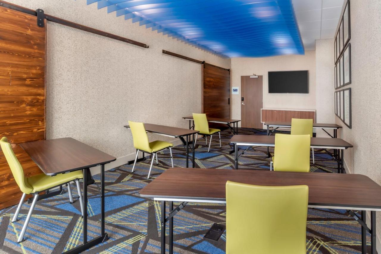 Holiday Inn Express & Suites - Milwaukee West Allis By Ihg Eksteriør bilde