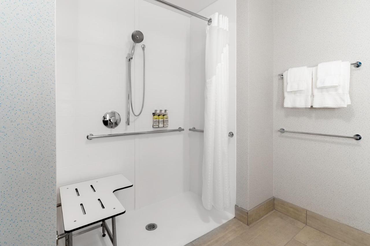 Holiday Inn Express & Suites - Milwaukee West Allis By Ihg Eksteriør bilde